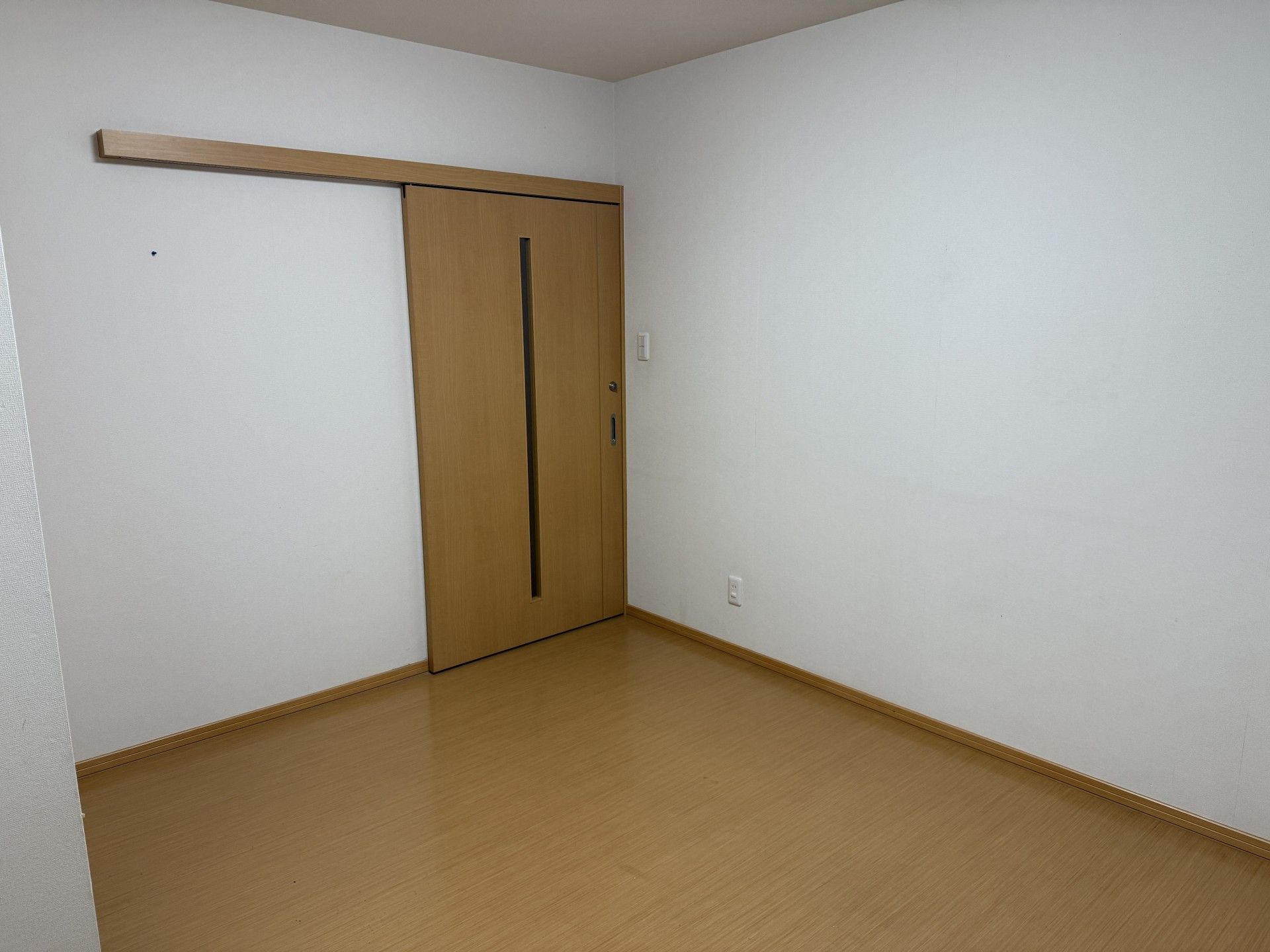 木製の引き戸のある部屋