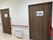 手すり付きのトイレ入口