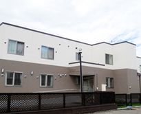 ゆったりとした外観の建物