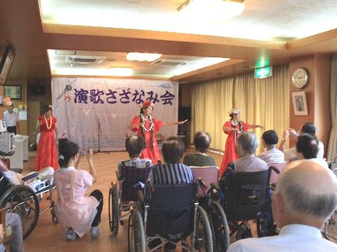 敬老園ロイヤルヴィラ大網白里のレクリエーション。沢山の入居者様と仲良く、楽しい日々をお送りいただけます。