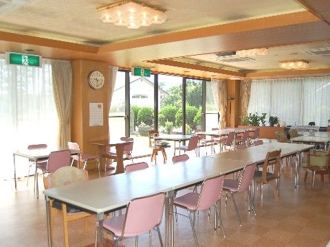 敬老園ロイヤルヴィラ大網白里の食堂。毎日沢山の入居者様で賑わう、楽しいお食事風景となっております。