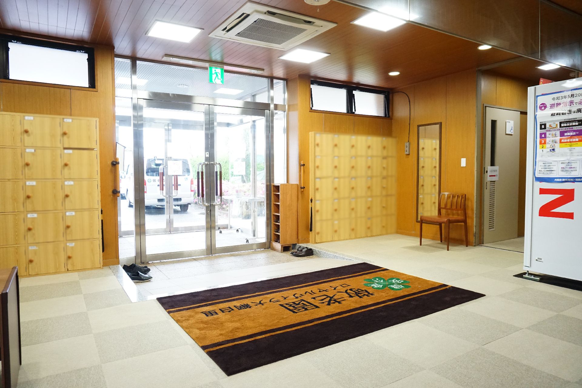 入居者の下駄箱が置かれ、近くに受付も設置されているエントランス