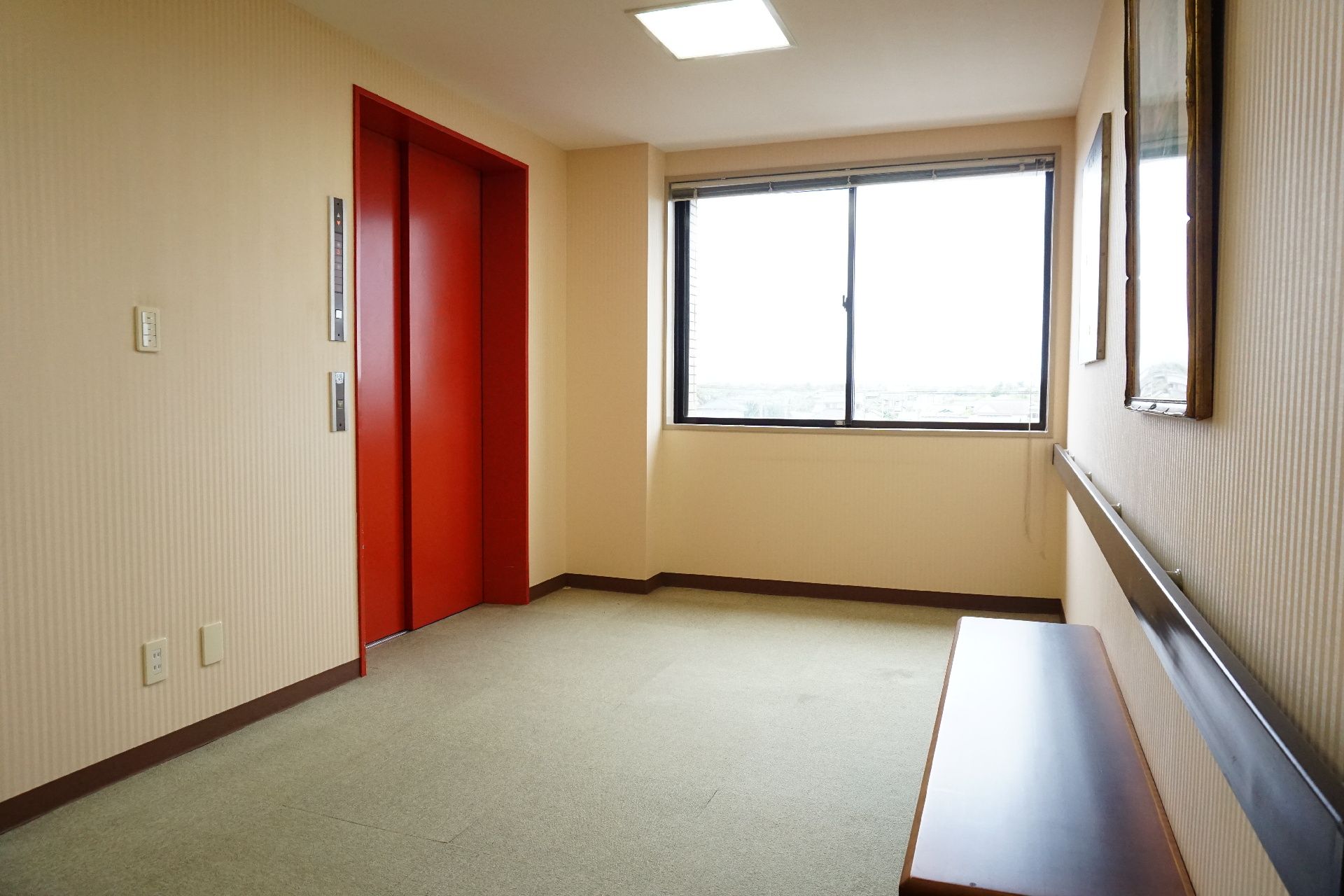 壁に手すりが設置され、バリアフリー化されている廊下
