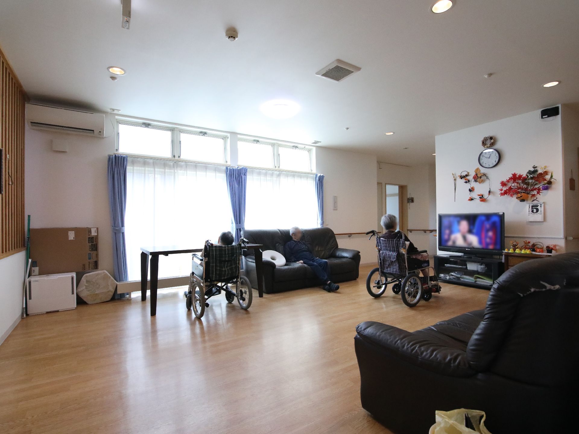 テレビ鑑賞をしながらくつろいでいる様子の共有スペース