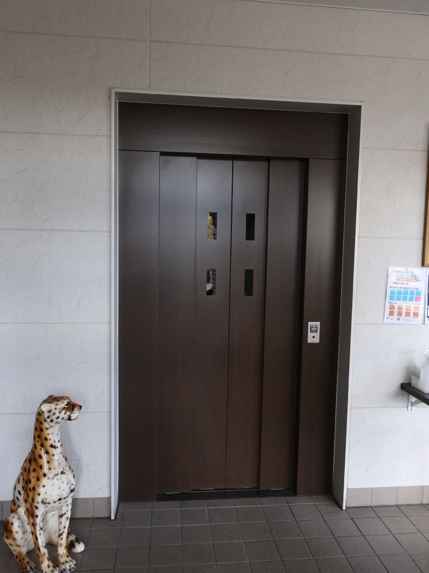 犬の置物が置いてあるエレベーター