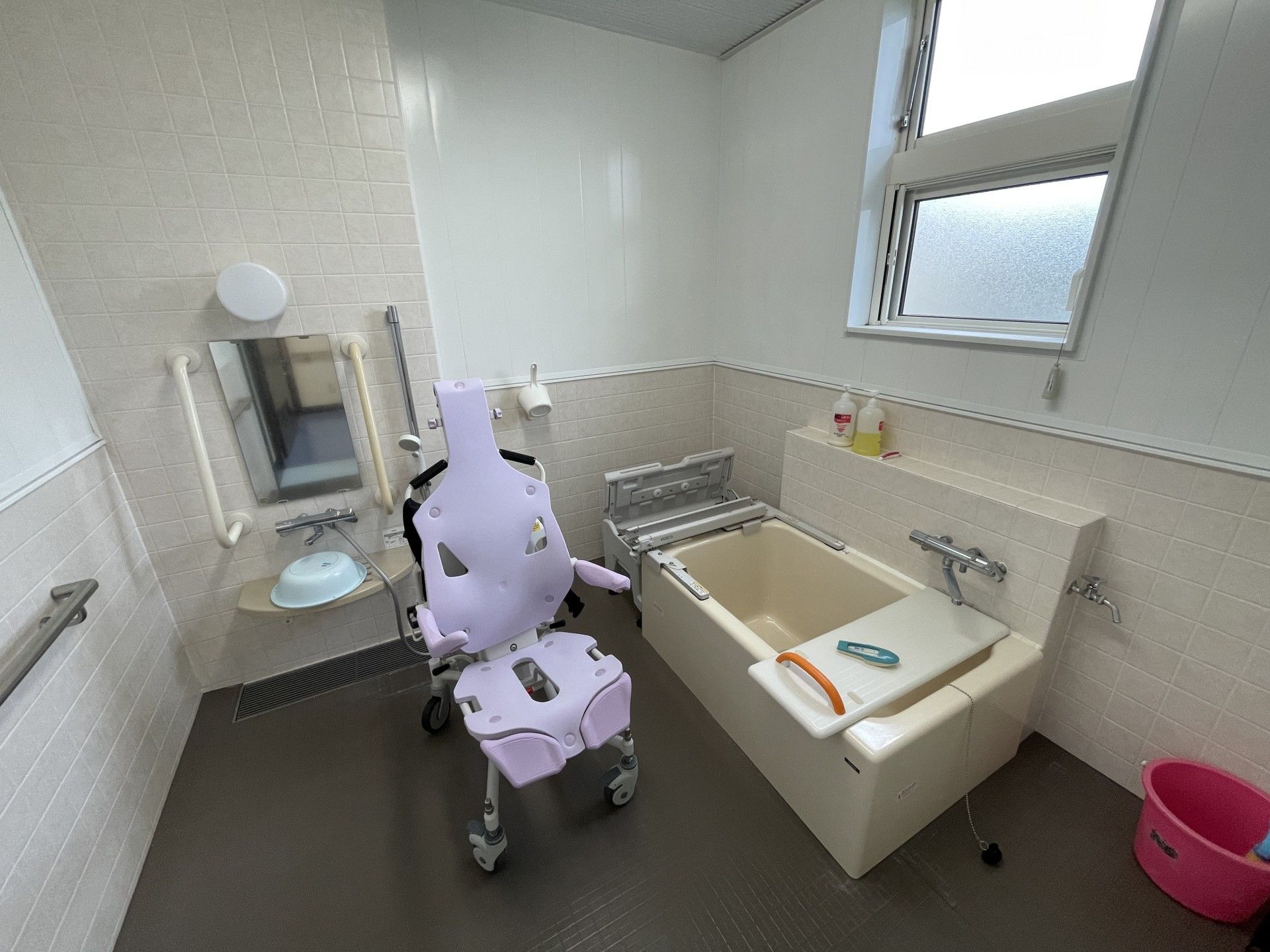 お部屋にはベッド、洗面台、収納が設置されている。