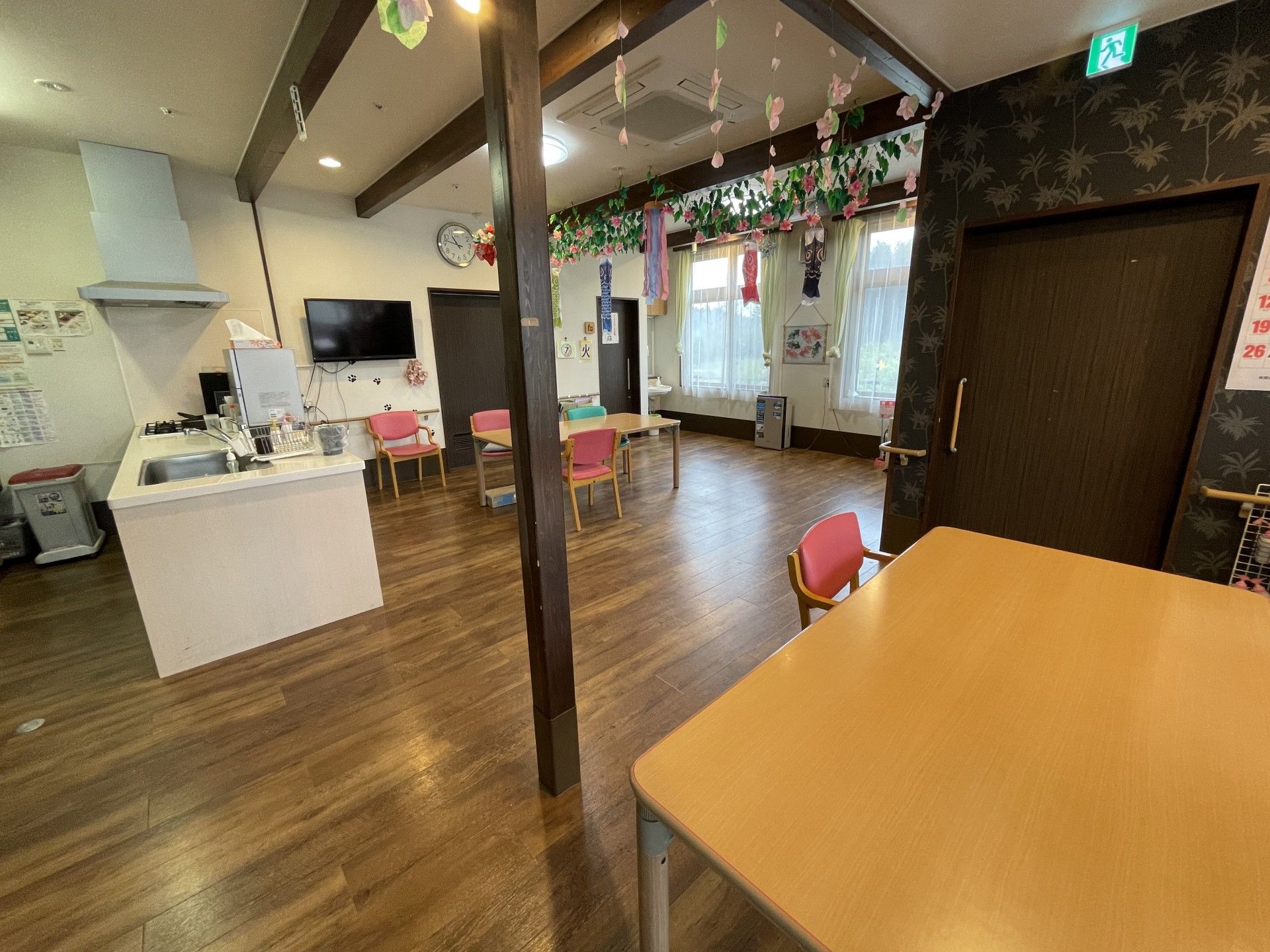 段差のない廊下には手すりも設置。壁には写真や飾り。
