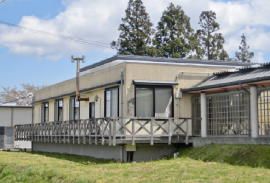 庭園付きの落ち着いた建物