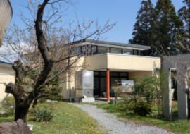 緑豊かな建物外観