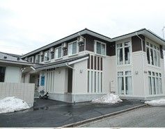 ツートンカラーの優しい色合いの建物の様子。穏やかな雰囲気の建物