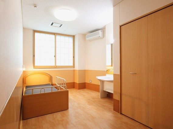 フローリングの部屋には介護ベッドや洗面所、クローゼットがあり、大きな窓も付いている。
