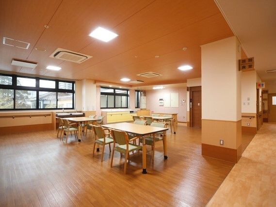 木製のダイニングテーブルセットが複数置かれた食堂はフローリングのフロアで明るい雰囲気。