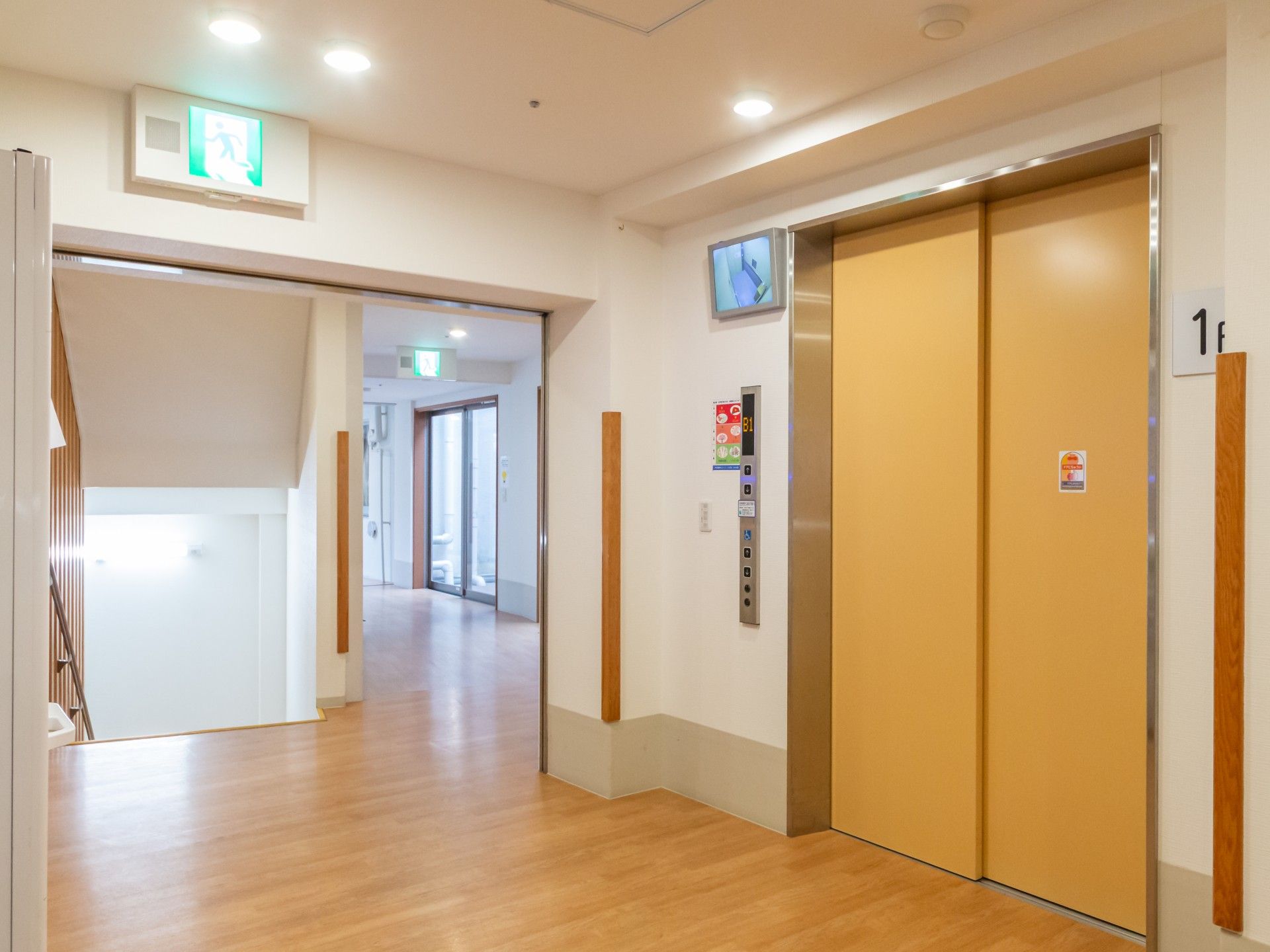 エレベーター前の廊下