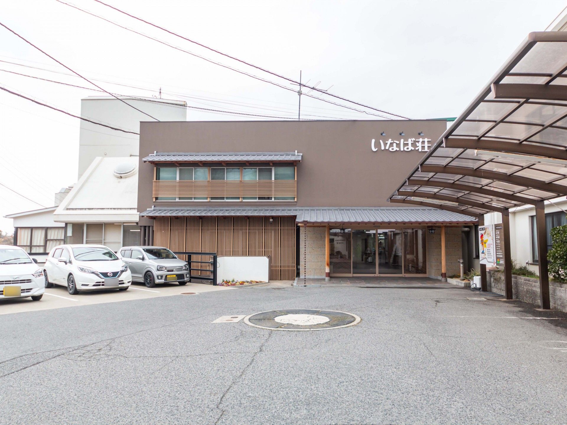 駐車場のある建物外観