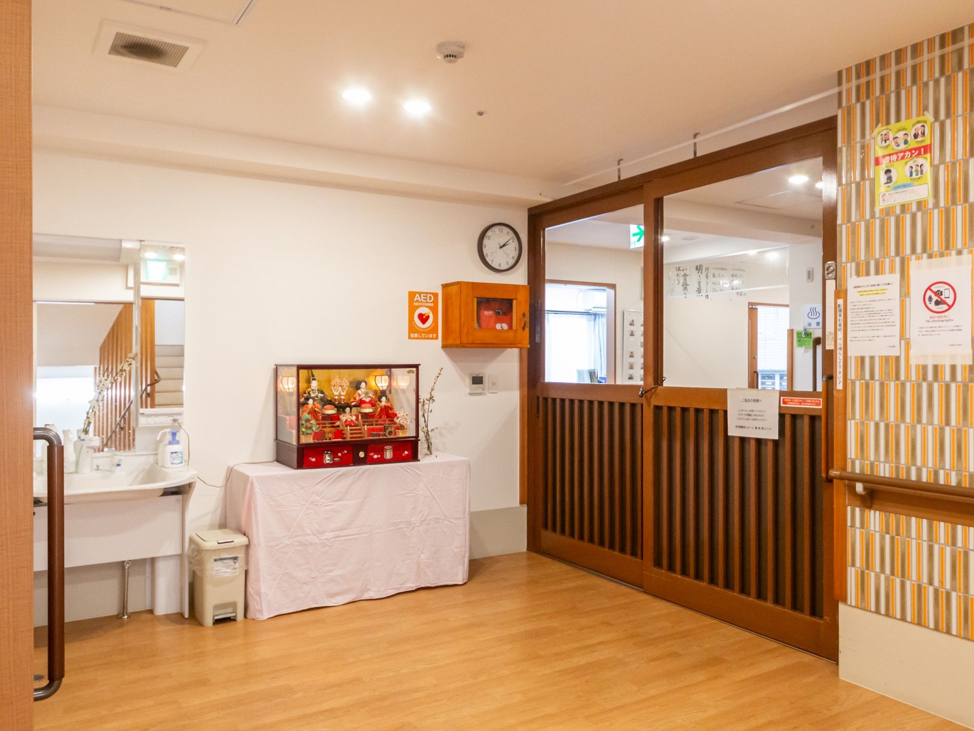 人形が飾られた廊下