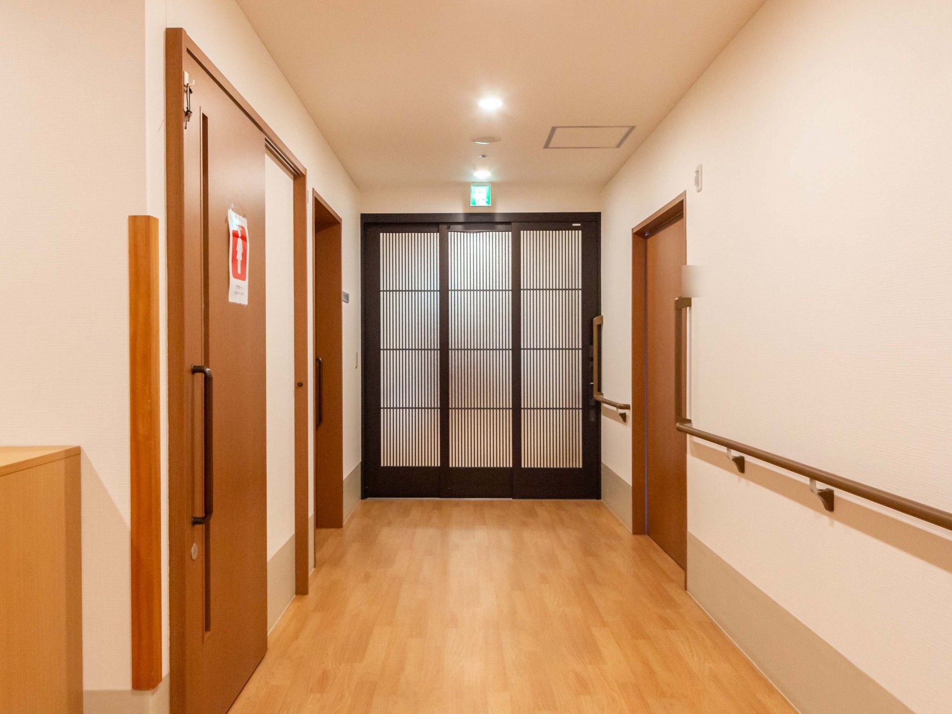 安全な手すり付き廊下