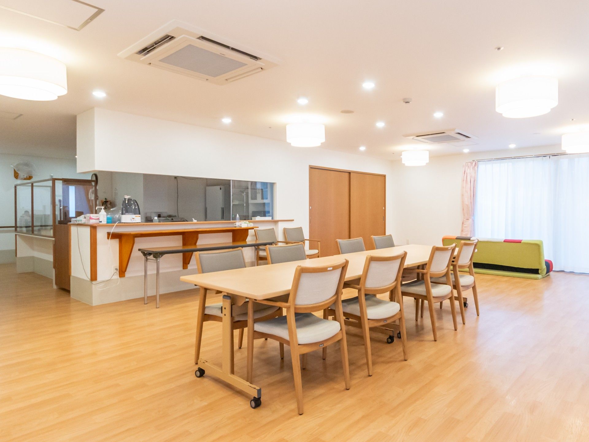 広いテーブルのある部屋