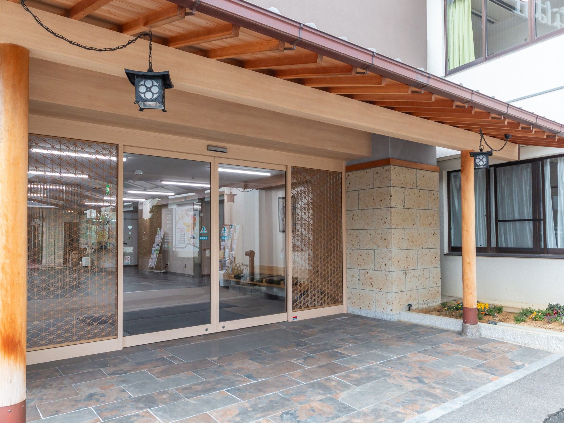 広い玄関の出入口