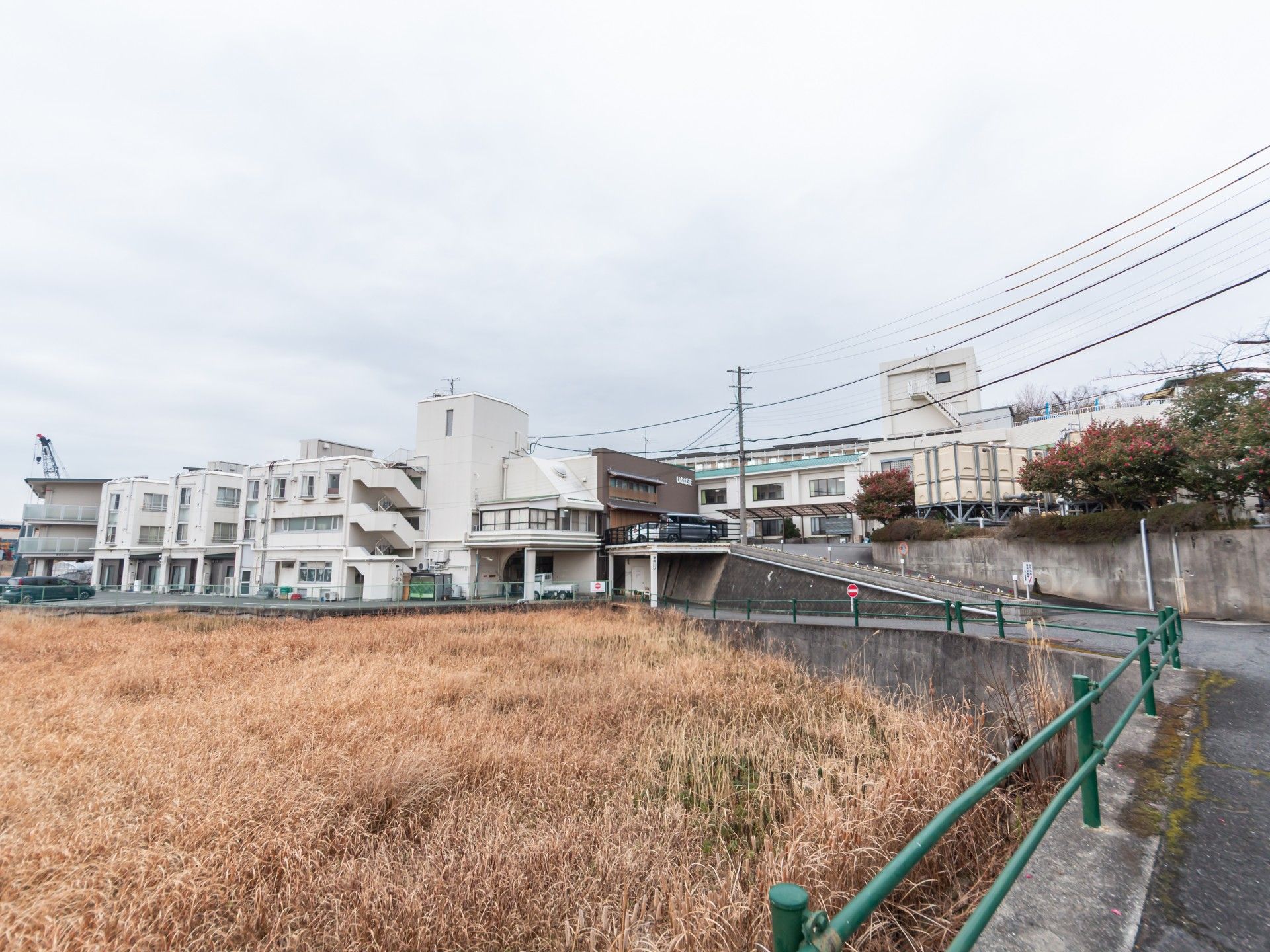 広がる建物と周辺の風景