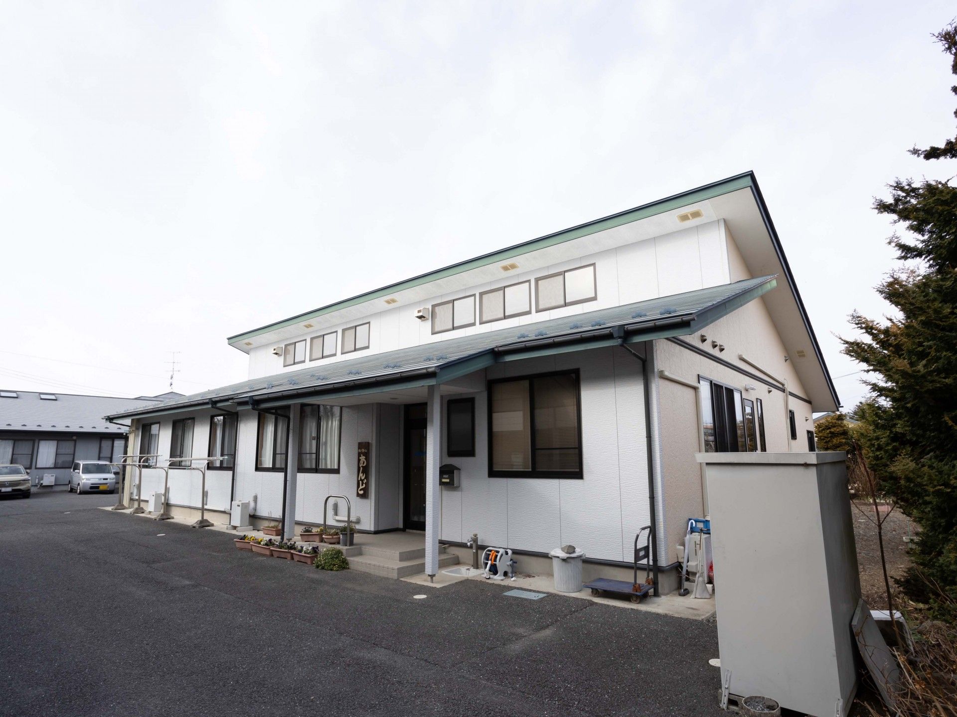 静かな住宅風の外観