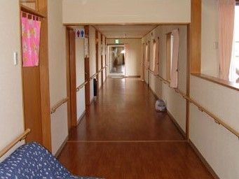 両側に手すりがついている施設内の廊下。オールバリアフリー構造の施設内の様子