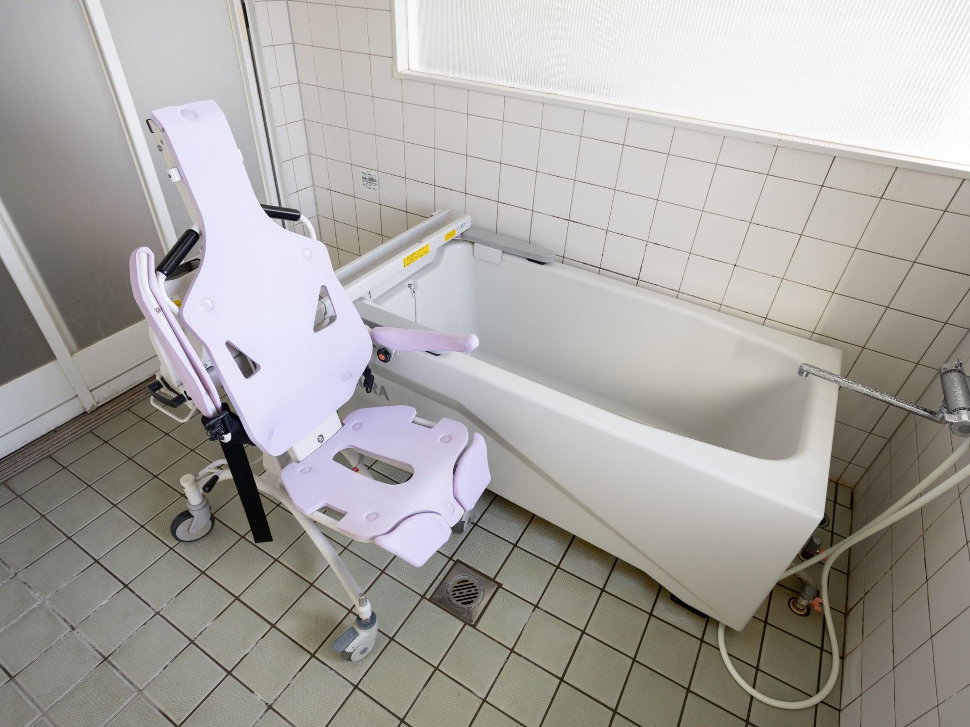 入浴用の椅子と浴槽