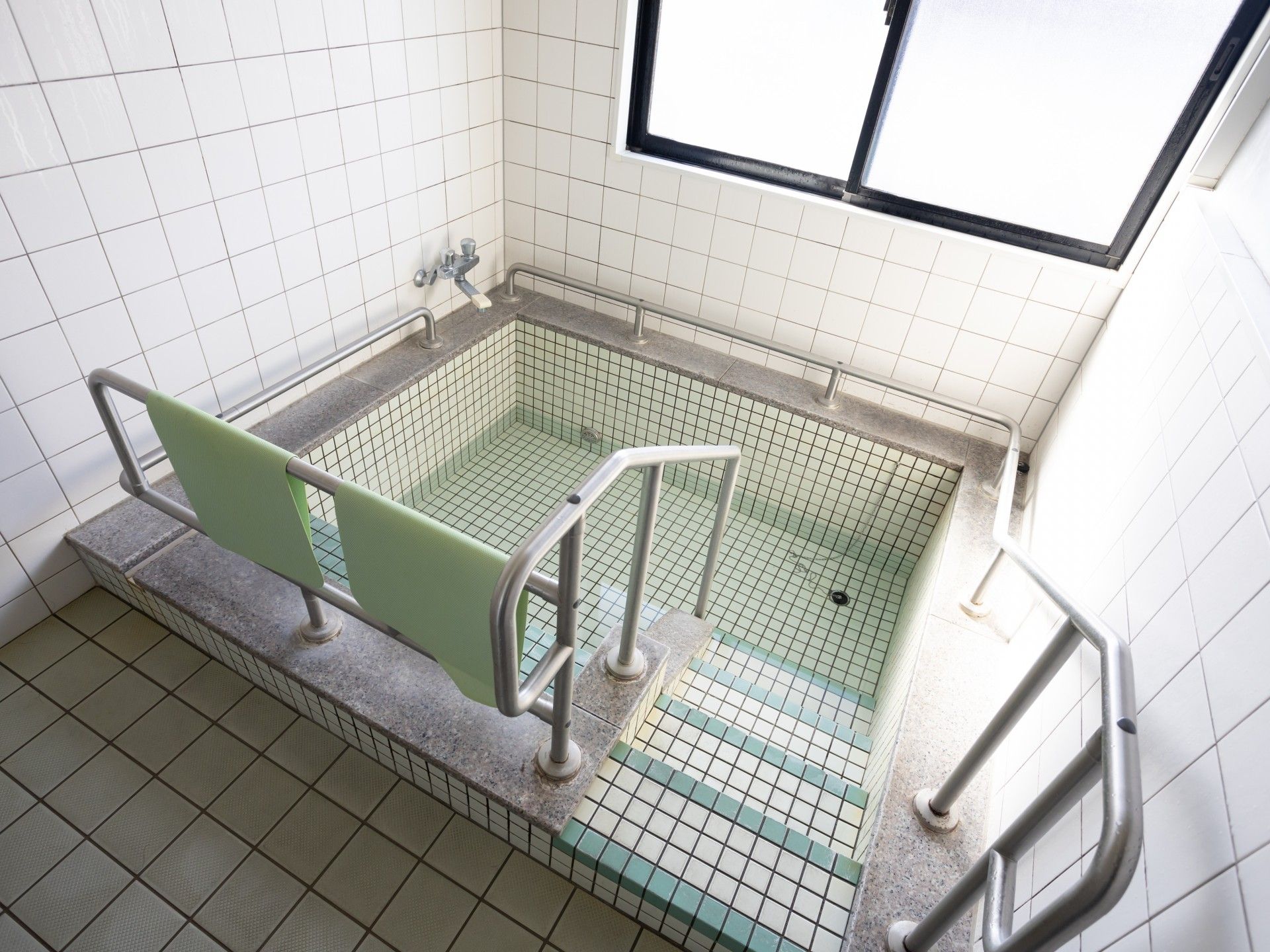 手すり付きの浴槽