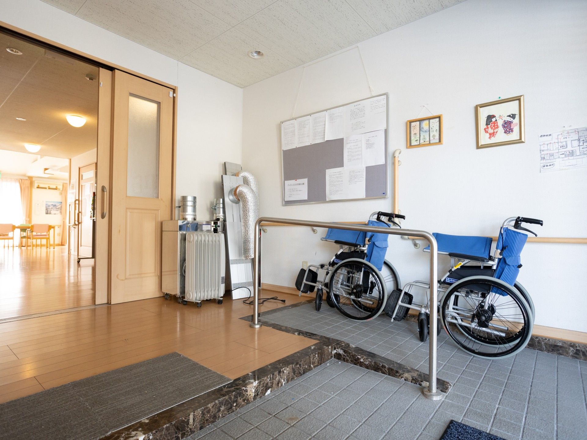 車椅子と掲示板のある廊下