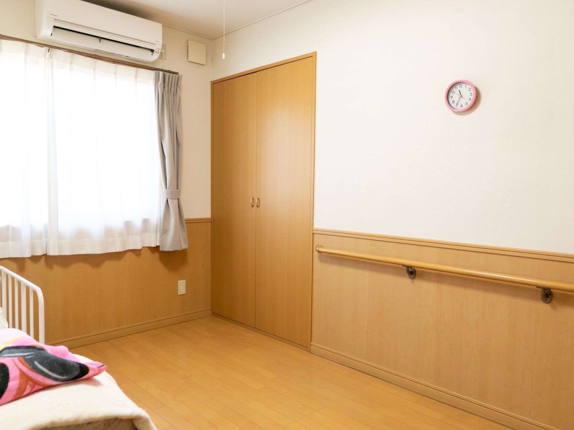 手すりがついた広い居室