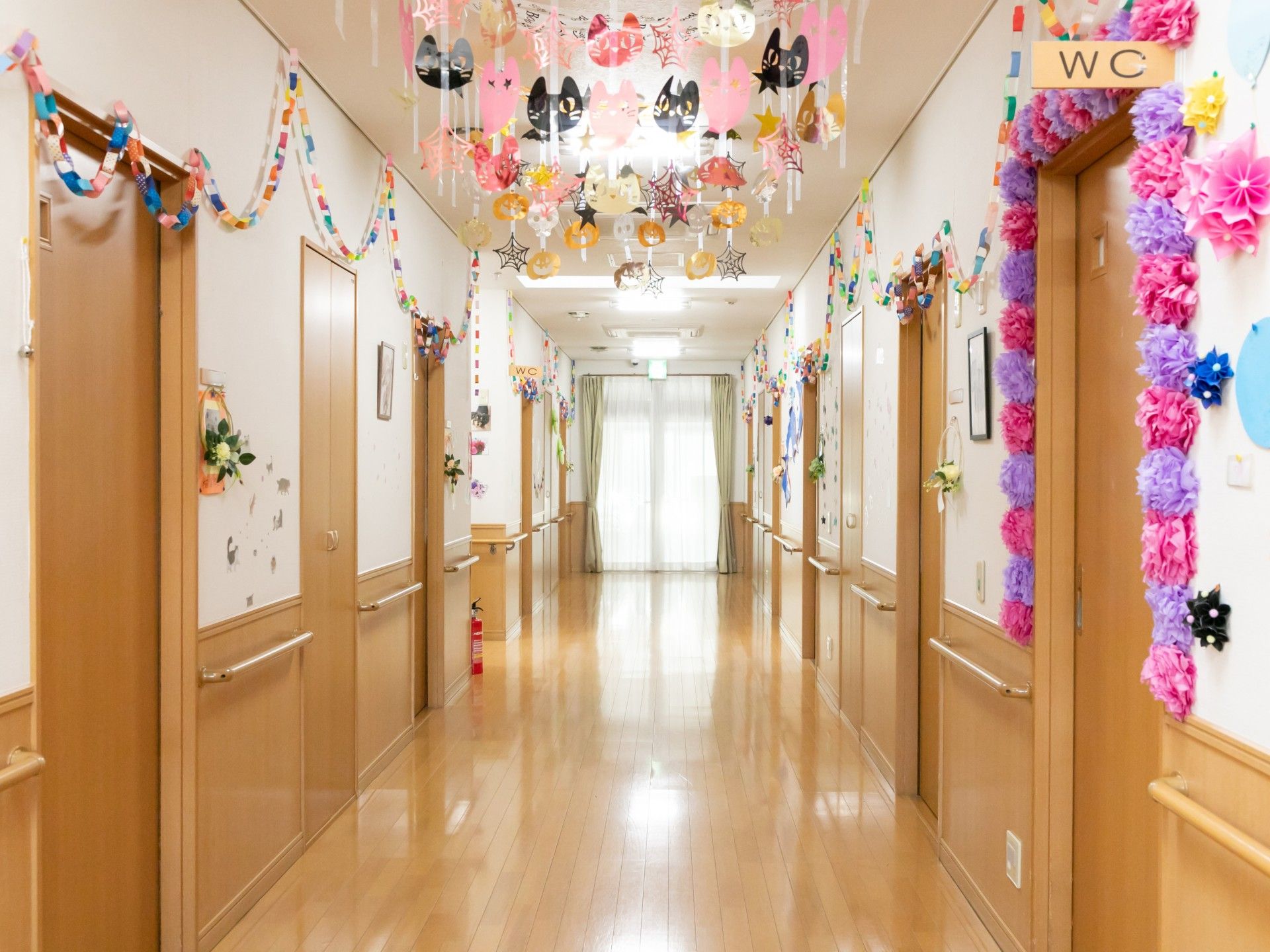 装飾された廊下の様子