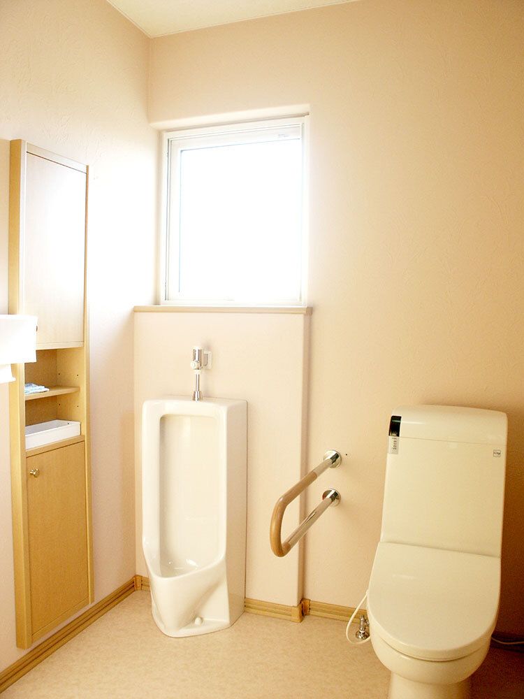 手すりが設置された便器が二つあるタイプの介護用トイレの写真