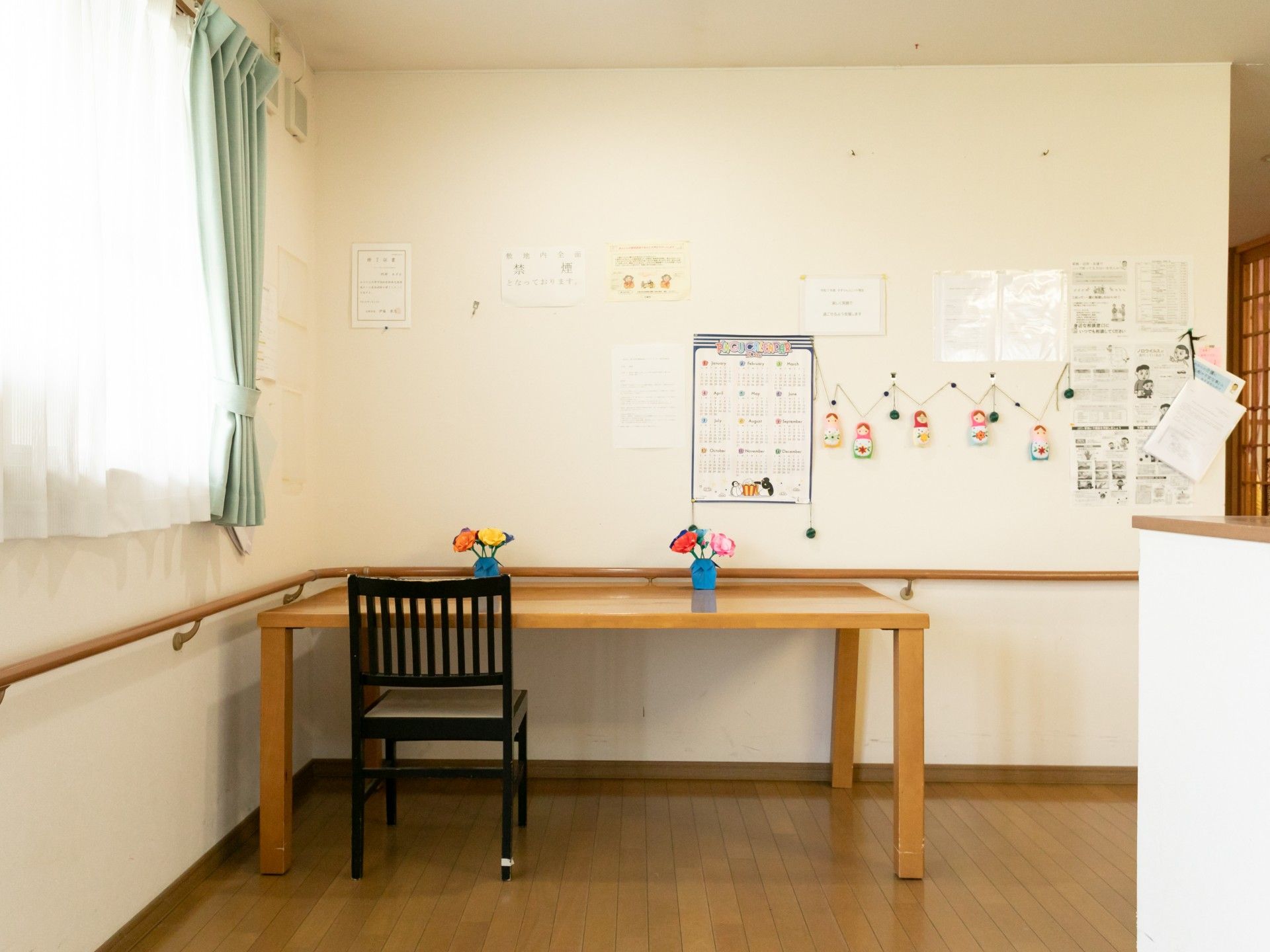 明るい窓際のテーブル