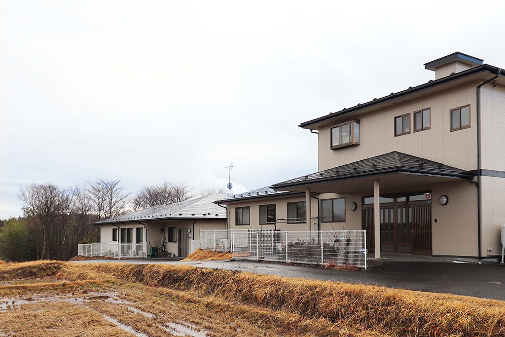 自然に囲まれた建物外観