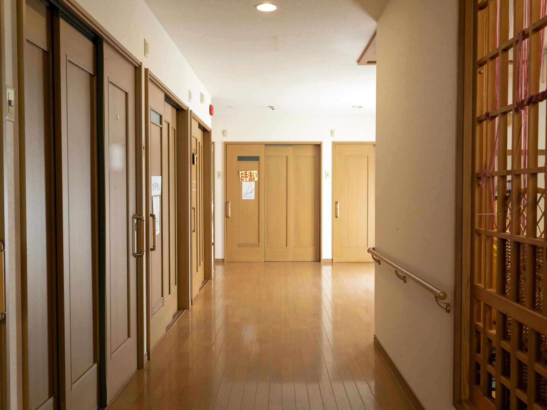 木製の扉が並ぶ廊下