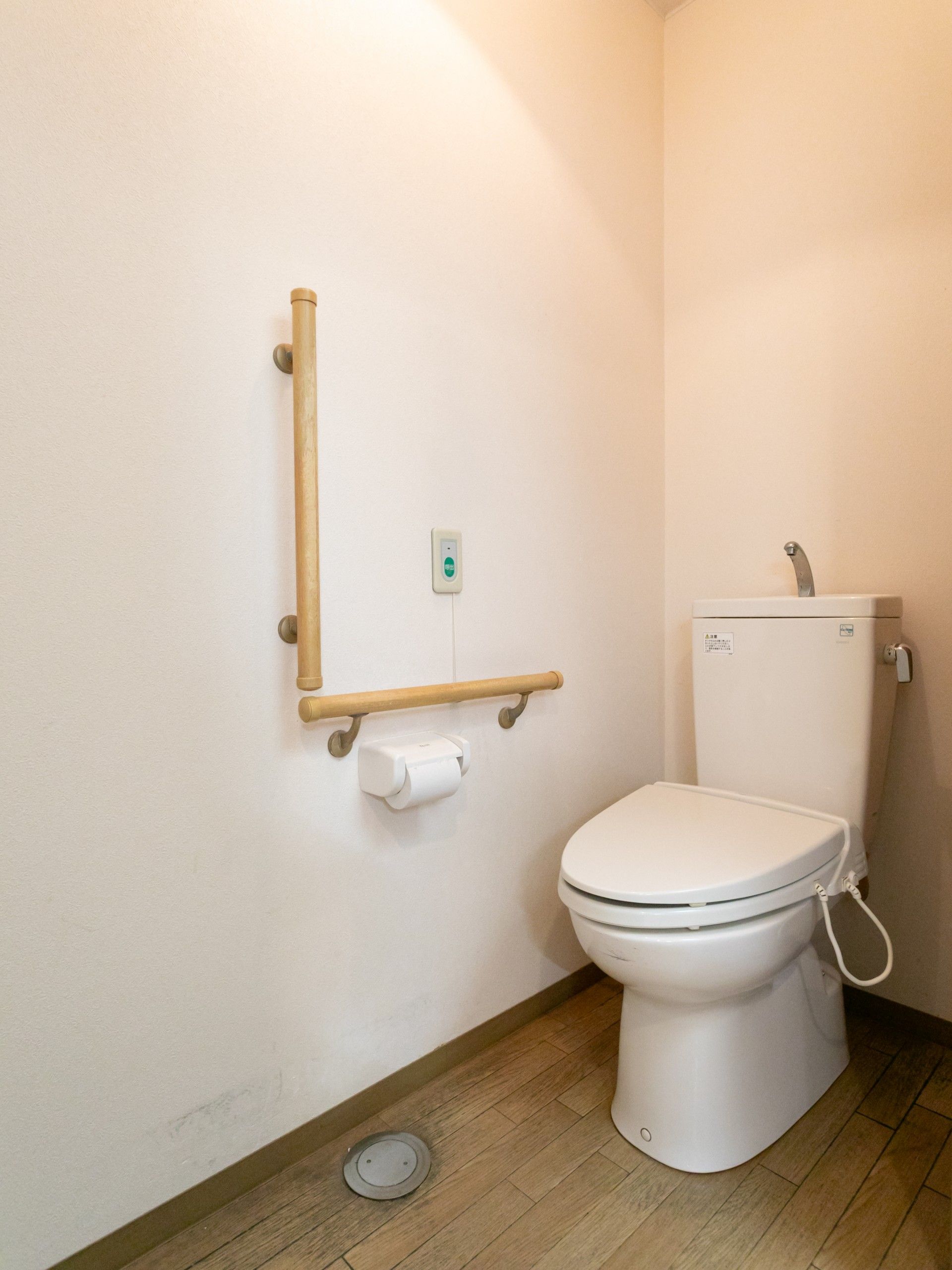 手すり付きのトイレ