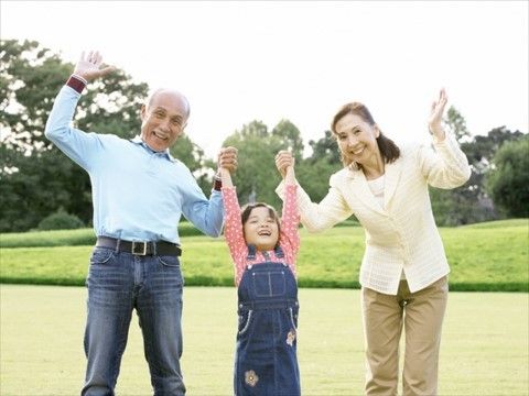 笑顔の老夫婦と孫