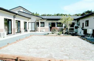 ゆったりとした庭園の施設