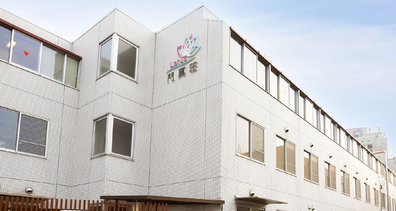 白い外壁の建物