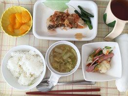 ポテトサラダとみかんのデザート付いたメニュー