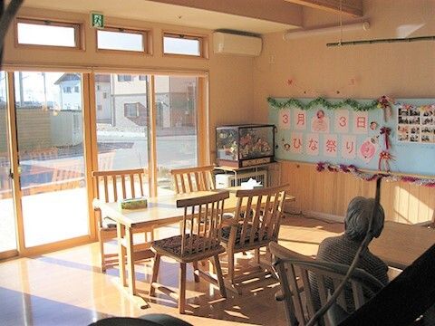 日当たりが良い一面採光の窓があるリビングスペースの様子
