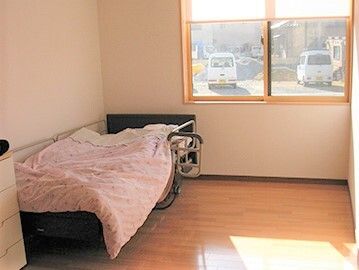 日当たりが良いワンルームタイプの部屋の様子。施設内の居室スペース