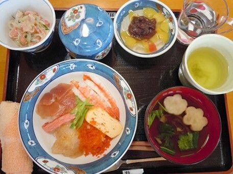 お寿司やお吸い物など、ハレの日の食事メニューを写したもの