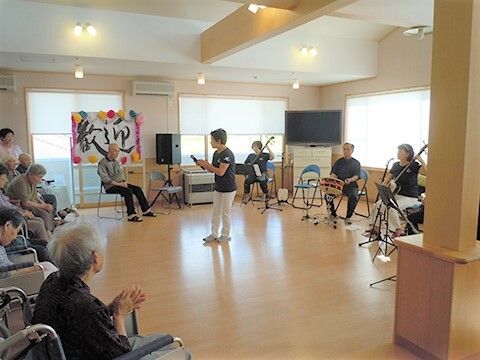 演奏会を楽しんでいる様子。ボランティアの演奏とそれを眺める高齢者の様子