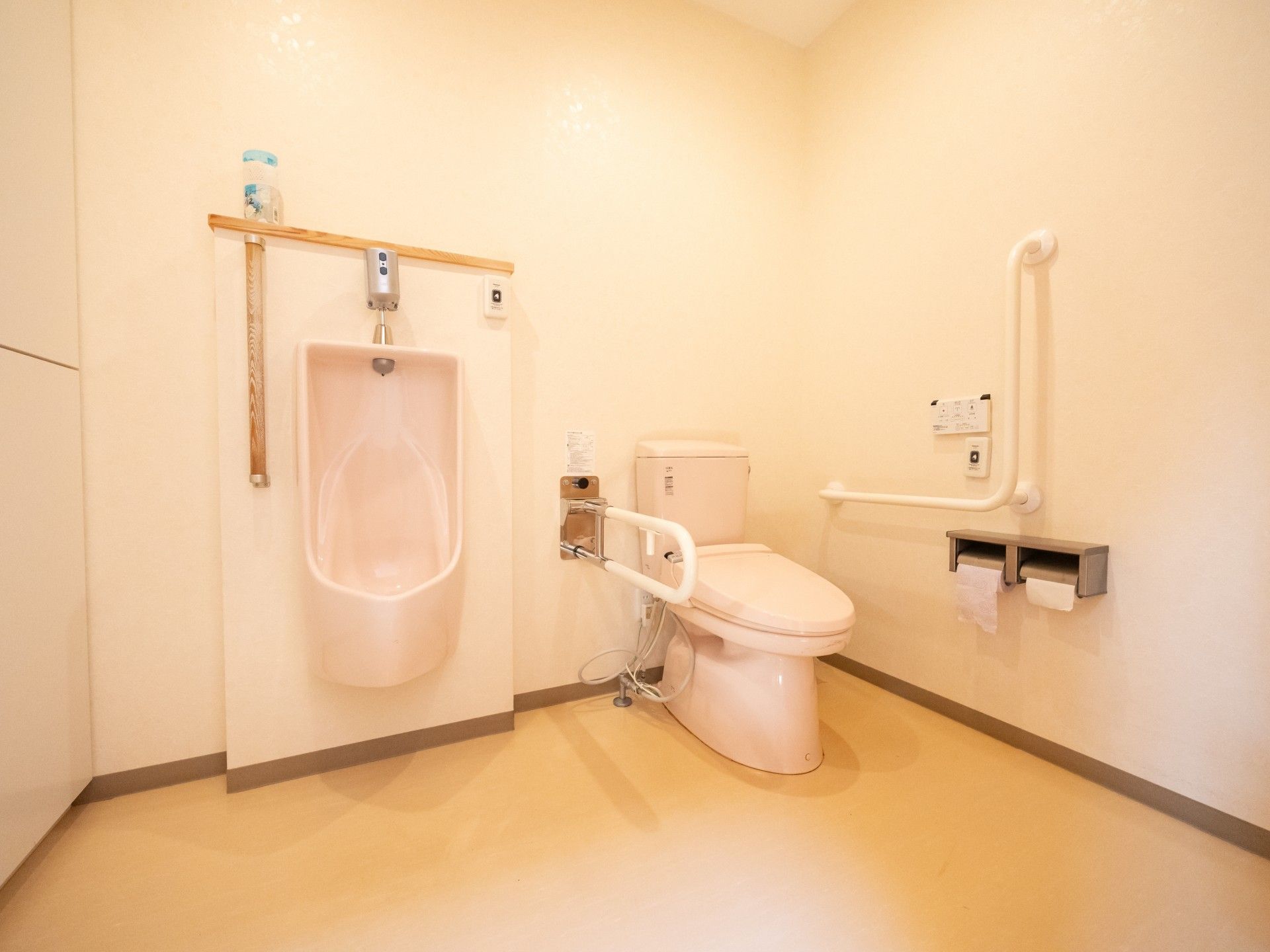 手すり付きのトイレ