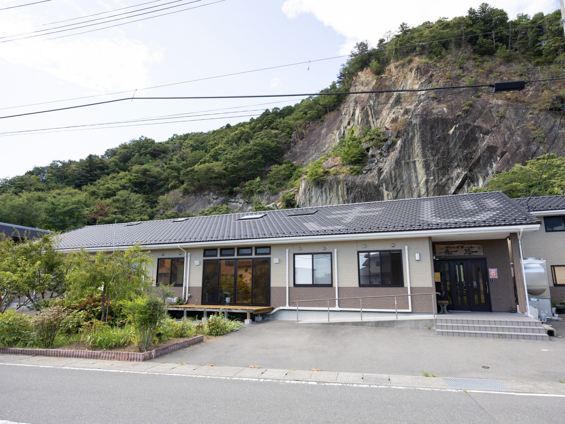 自然に囲まれた建物外観