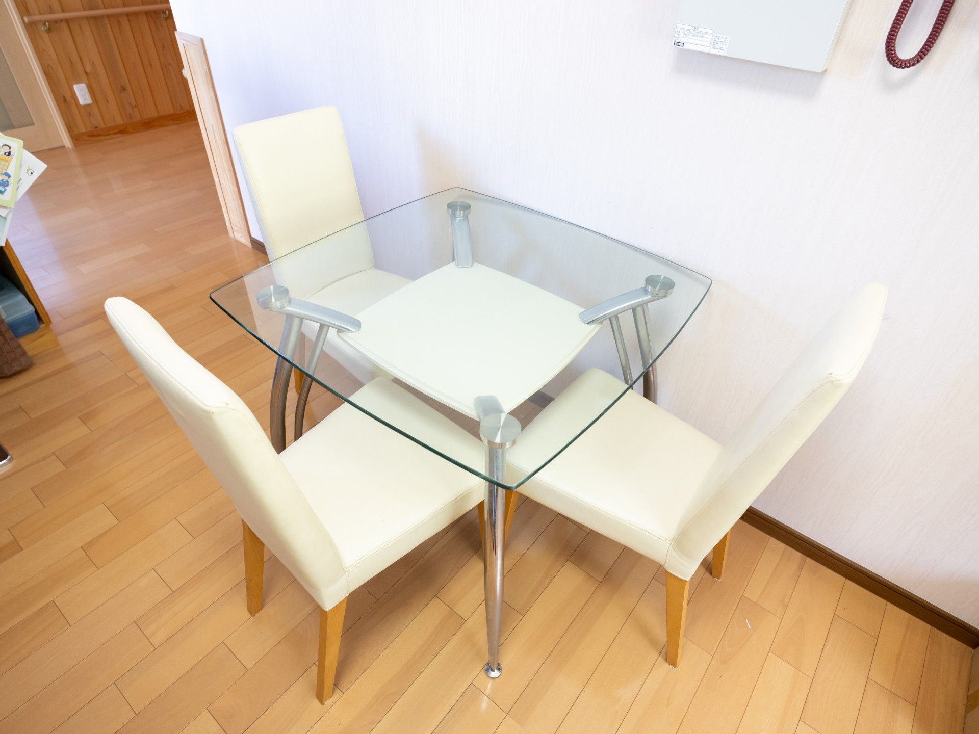 ガラスのテーブルと椅子