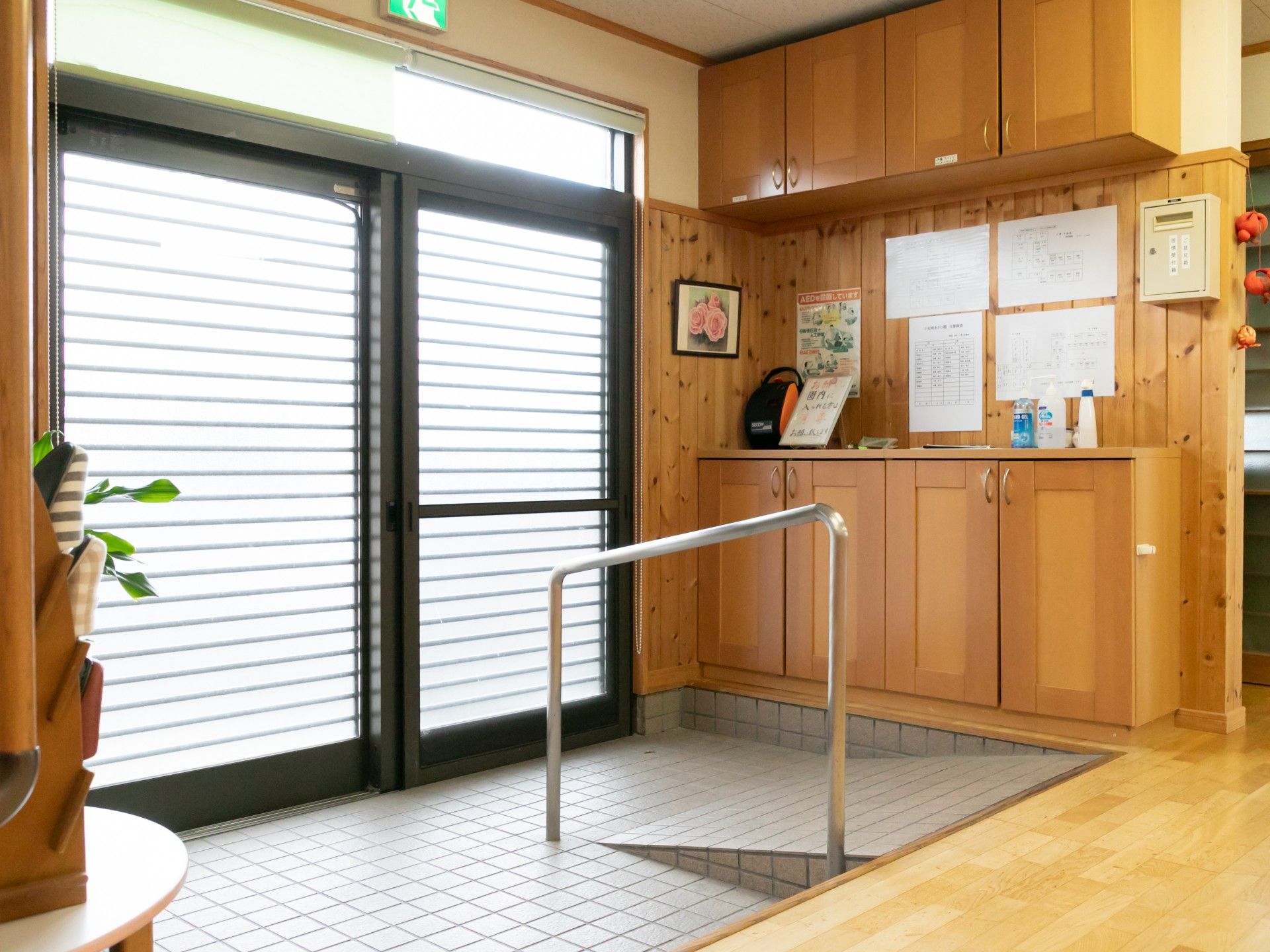 手すり付きの出入口