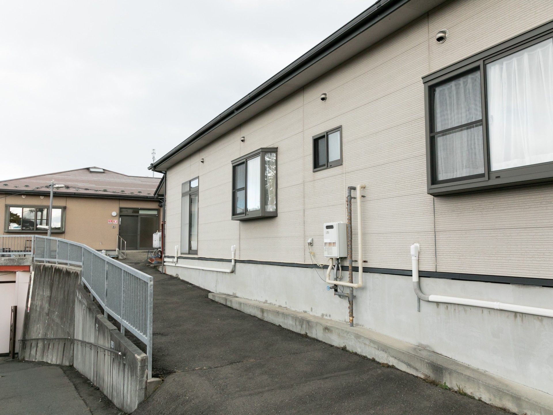スロープのある建物外観