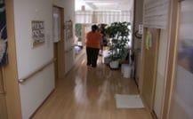 廊下を歩く人々の様子