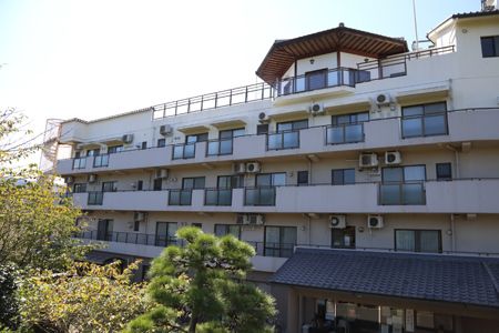 緑に囲まれた建物外観
